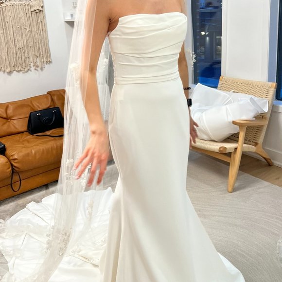 *NEW/UNWORN/UNALTERED* Robert Bullock Lilac Dream Wedding Dress (Size 4/Ivory) - Picture 1 of 3